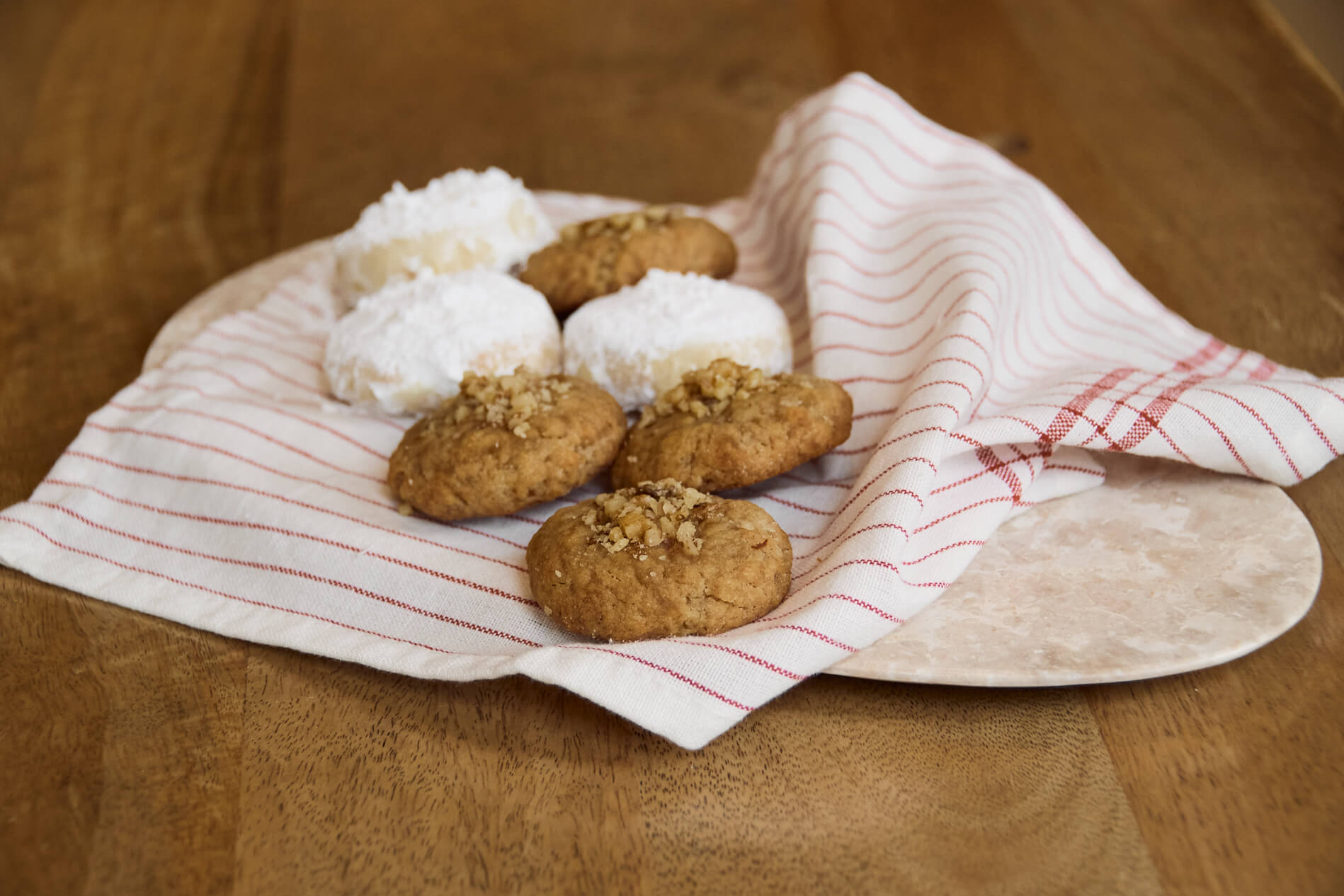 kourabiedes and melomakarona