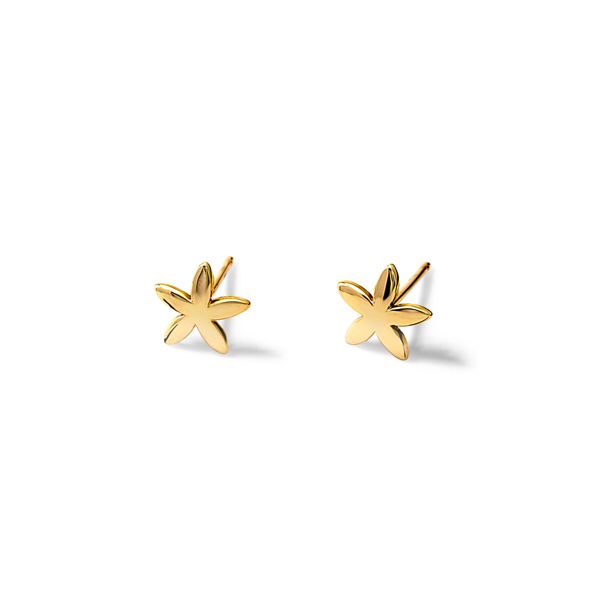 Handcrafted yellow gold earrings in a starfish shape.
