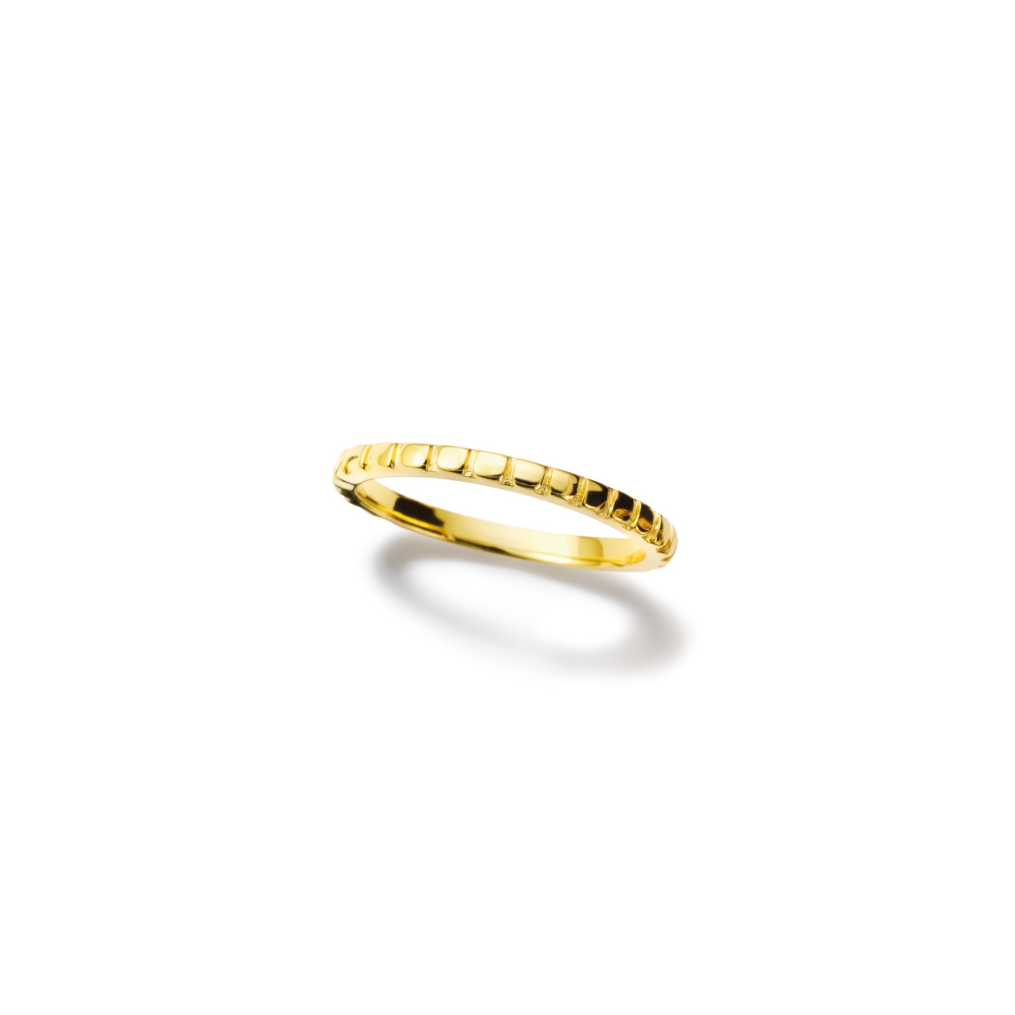 Handcrafted yellow gold ring with evenly engraved straight lines, symbolising the chrysanthemum flowers.