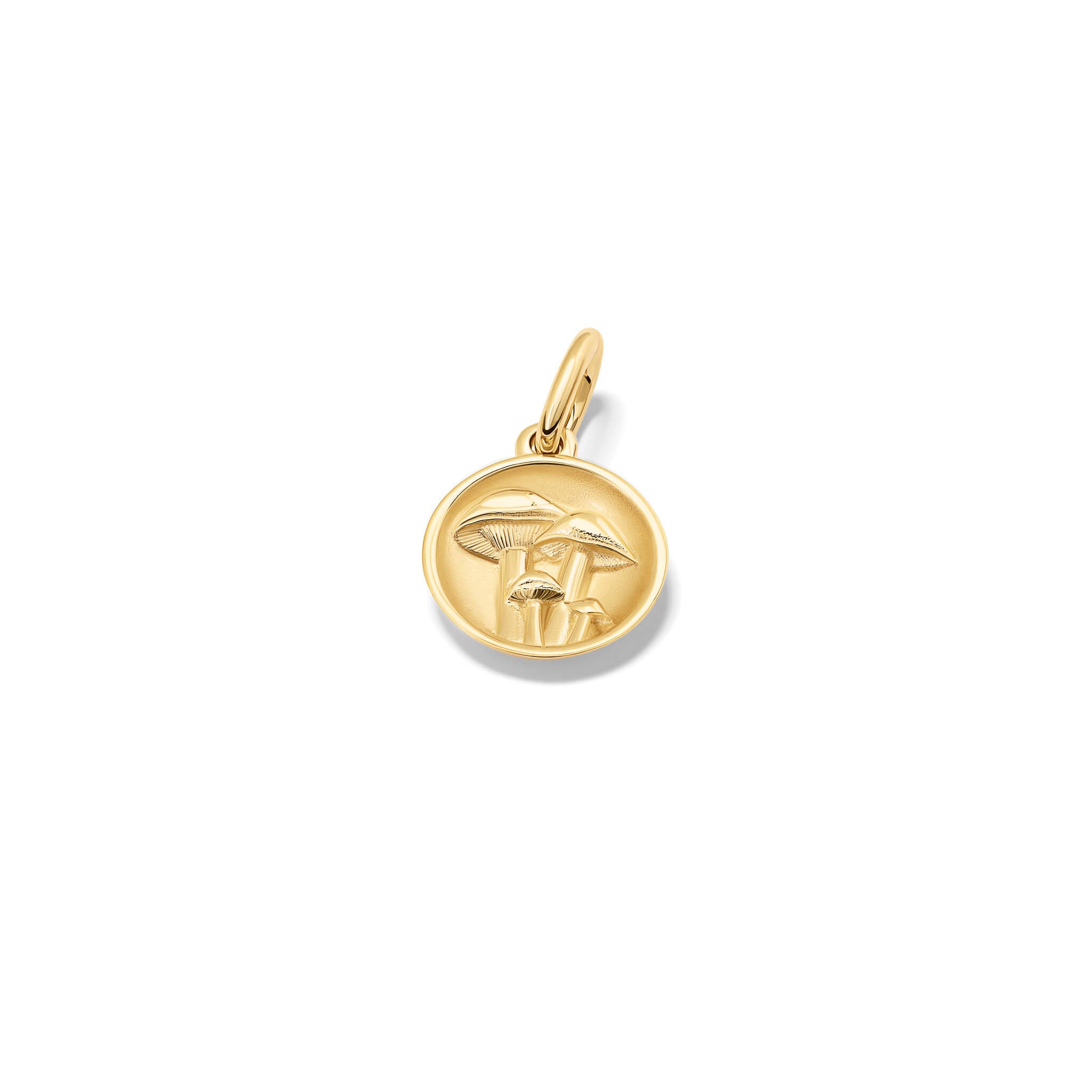 A handcrafted yellow gold pendant with a mushroom 'in relief'