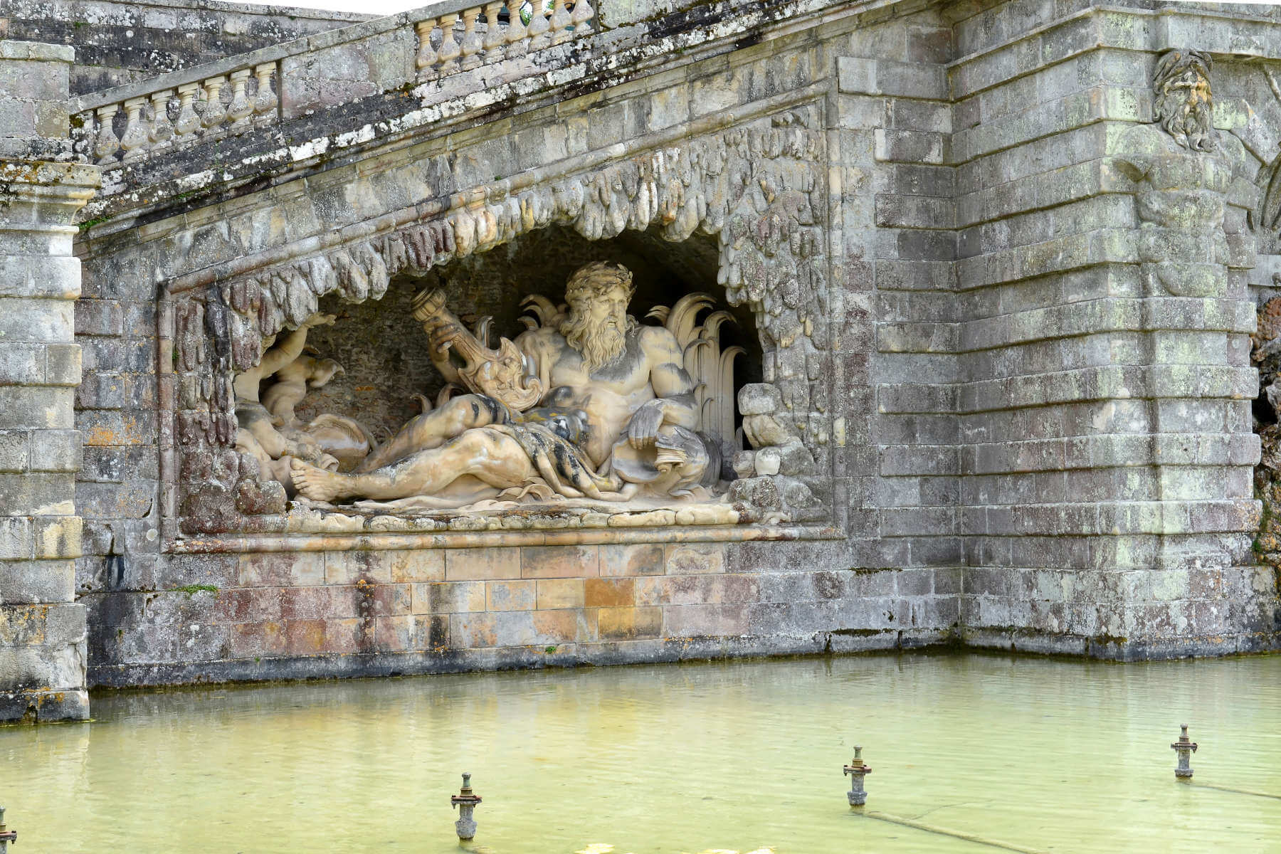 fountain of neptune in vaux le vicomte