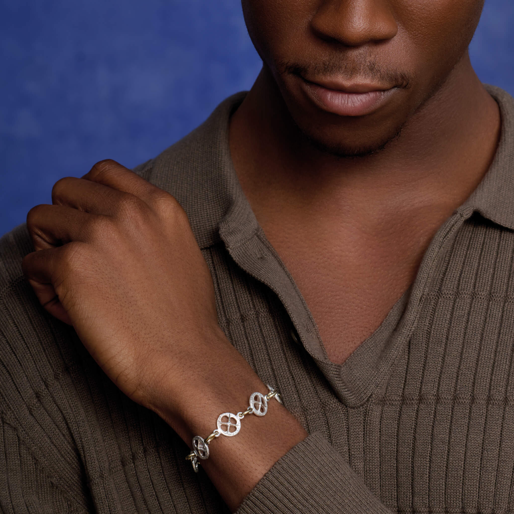 Model wears the Helios bracelet in silver and yellow gold
