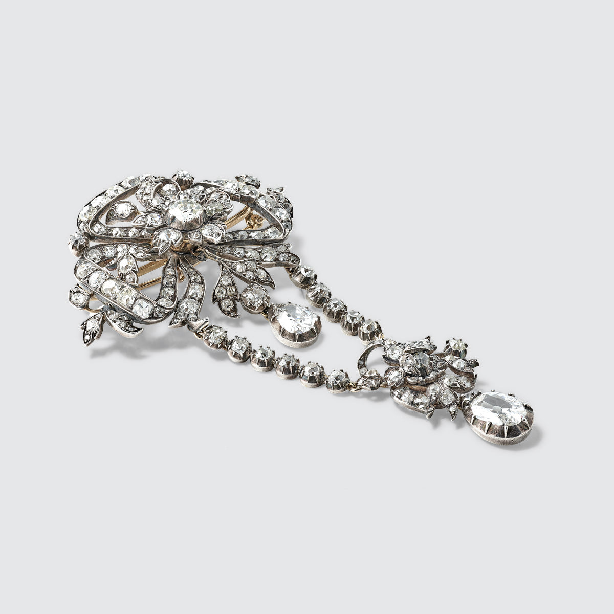 A vintage 18ct white gold brooch set with brilliant diamonds.