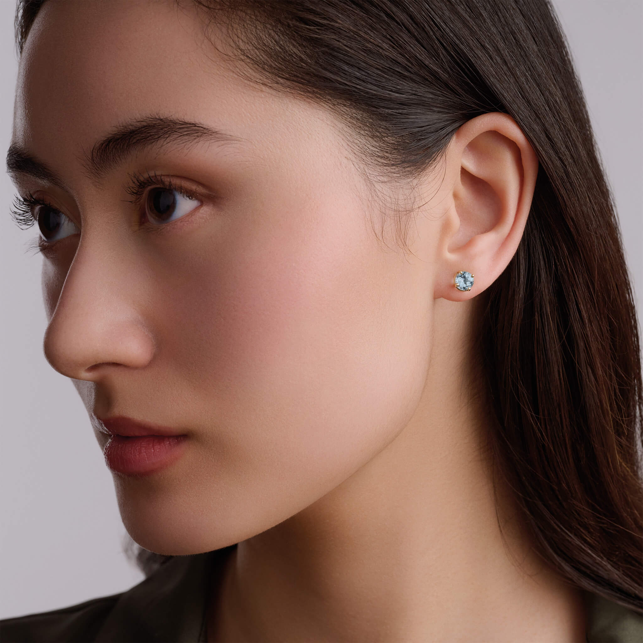 Finita stud earrings in yellow gold with blue topaz.