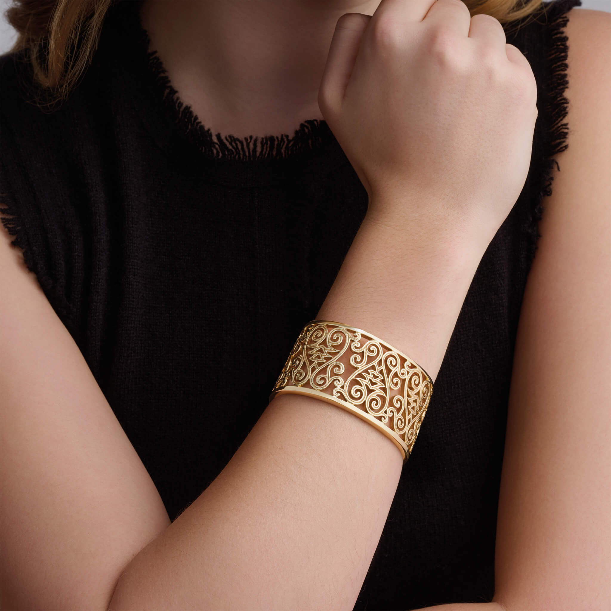 Florio cuff bracelet in yellow gold.