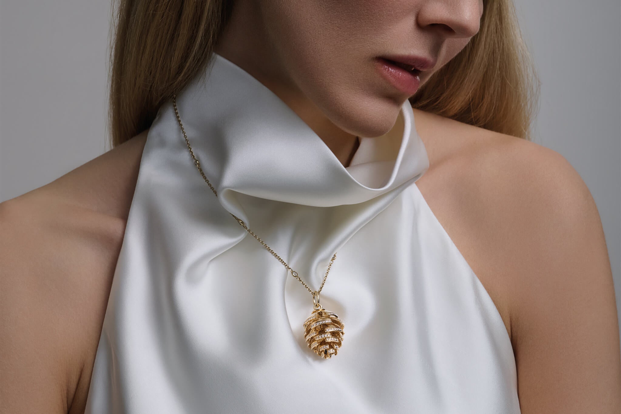 Model wears yellow gold Furu Kongle