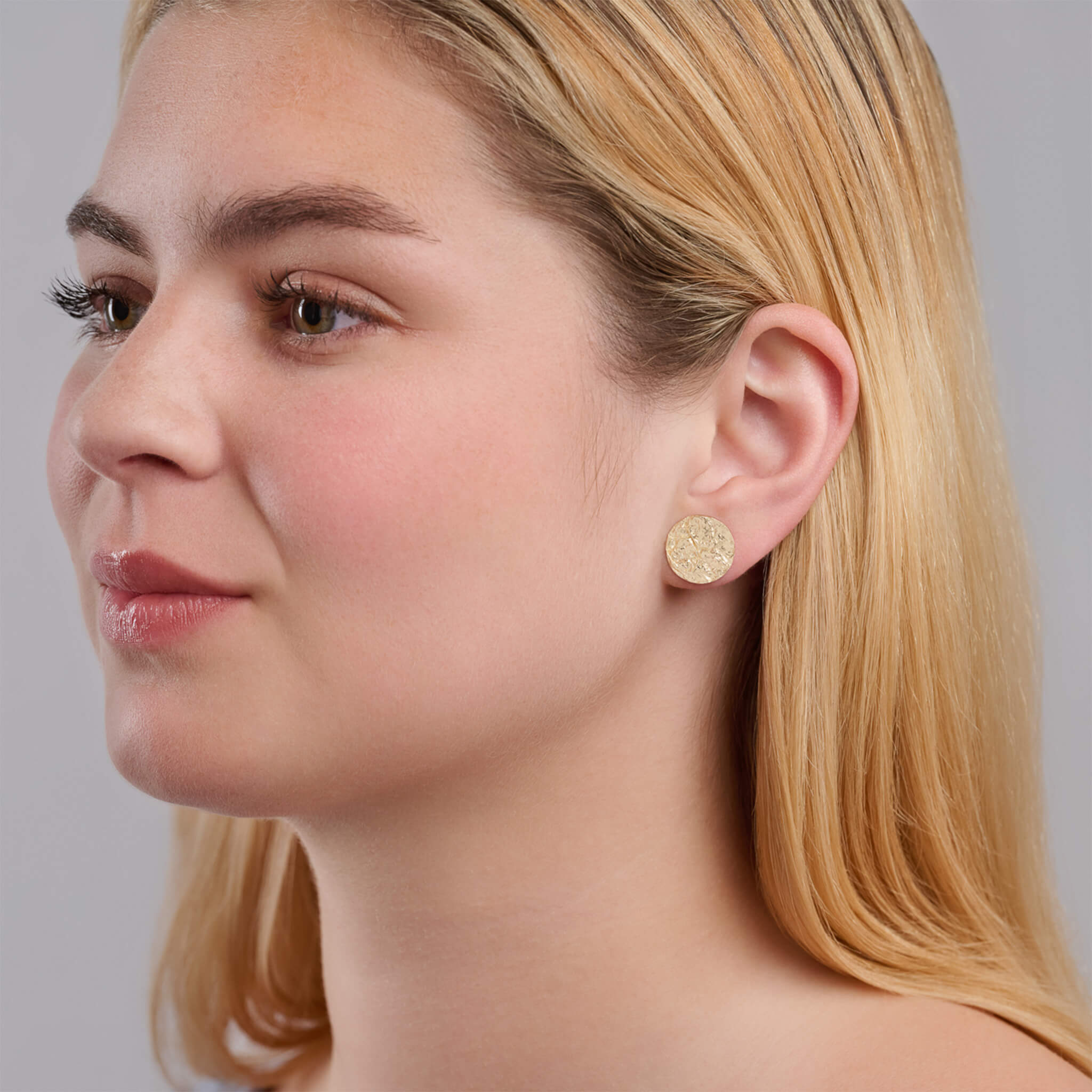Handcrafted yellow gold studs earrings with tortilla print