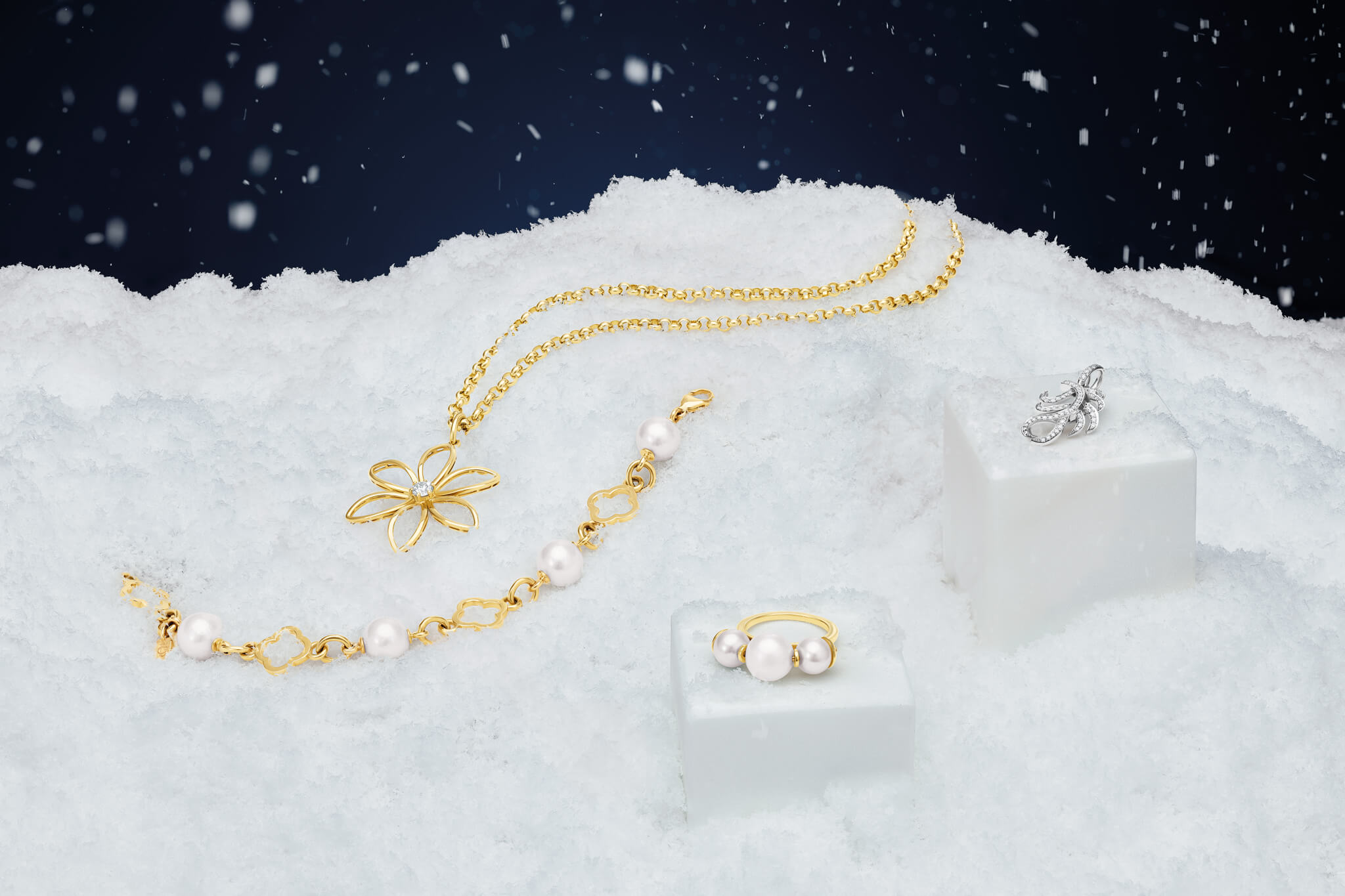diamond and pearl jewellery for Christmas gifts including golden diamond pendants and pearl rings.