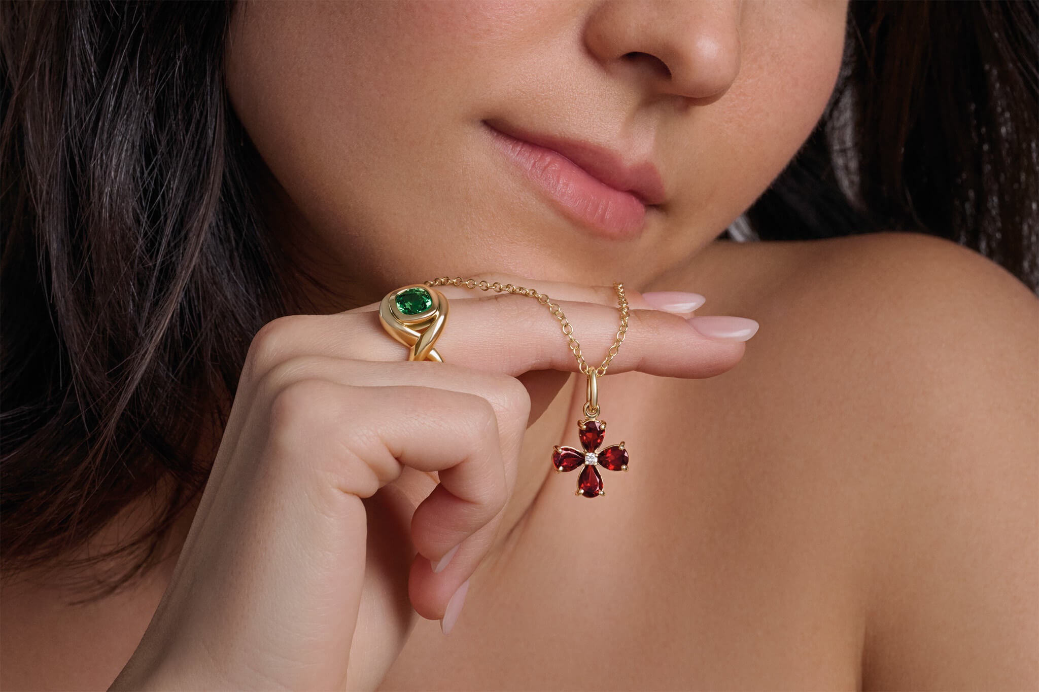Model earing garnet Severine ring and Klover pendant.